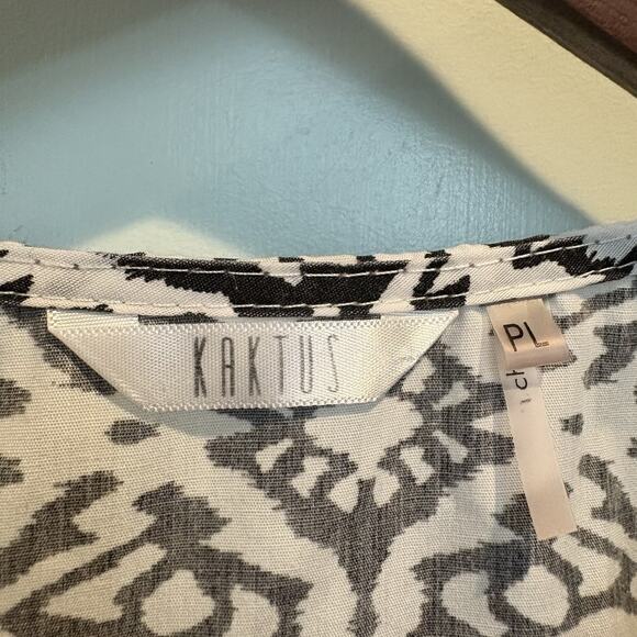 Kaktus Top Petite Large Black White Geometric Boho Artsy Tribal Keyhole Button - Picture 2 of 12